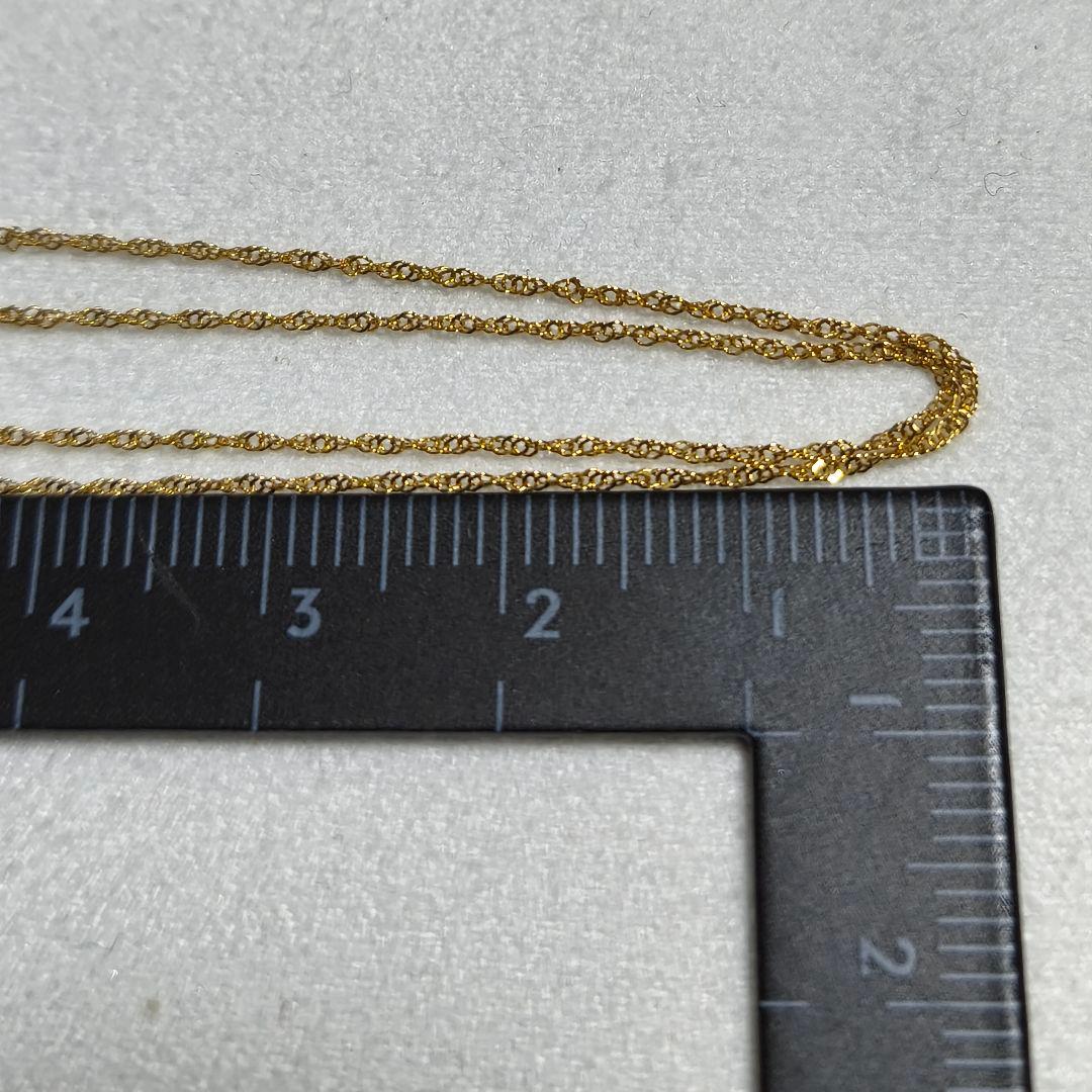 Close-up of Agate K18 screw chain necklace with 41cm length on white background