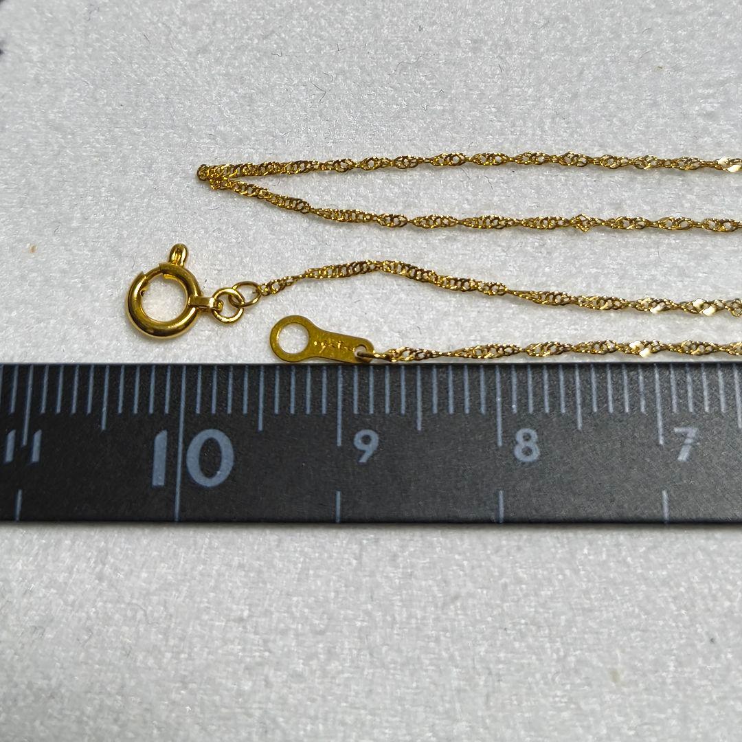 Close-up of Agate K18 screw chain necklace with 41cm length on white background