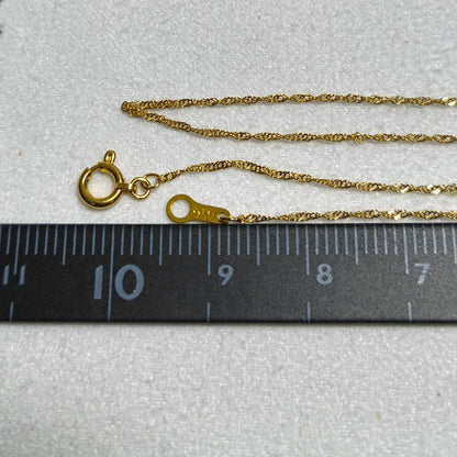 Close-up of Agate K18 screw chain necklace with 41cm length on white background