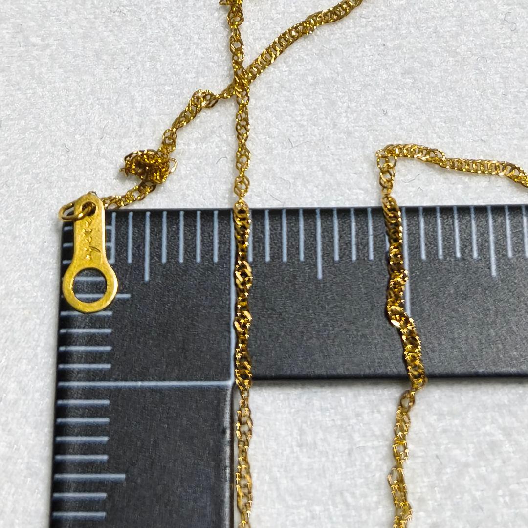 Close-up of Agate K18 screw chain necklace with 41cm length on white background