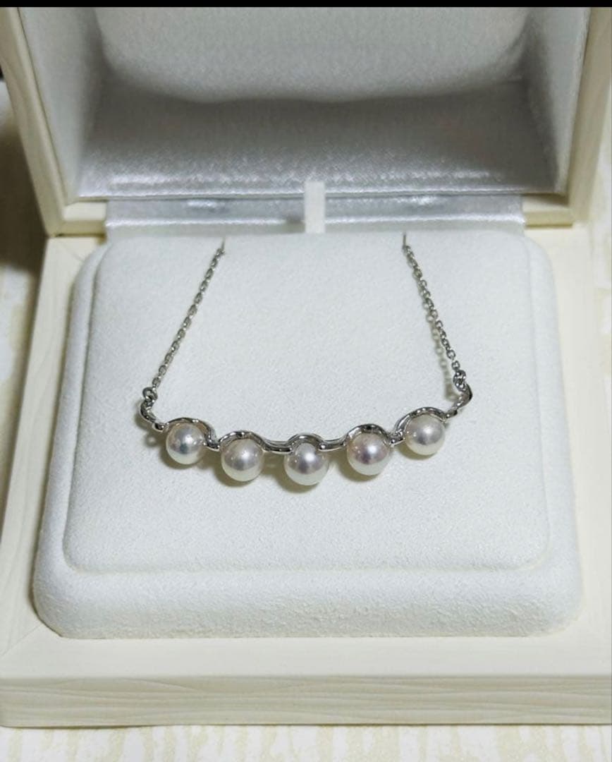 MIKIMOTO necklace with 5 high-grade pearls set in white gold K18WG, 40cm length