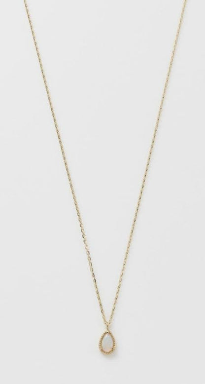Agat K10 Opal Necklace featuring a 0.6 x 0.4 cm opal pendant on a 40 cm adjustable gold chain