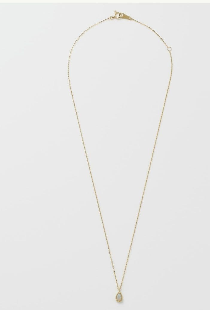 Agat K10 Opal Necklace featuring a 0.6 x 0.4 cm opal pendant on a 40 cm adjustable gold chain