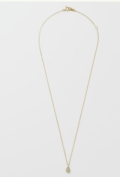 Agat K10 Opal Necklace featuring a 0.6 x 0.4 cm opal pendant on a 40 cm adjustable gold chain