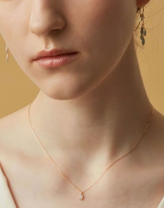 Agat K10 Opal Necklace featuring a 0.6 x 0.4 cm opal pendant on a 40 cm adjustable gold chain