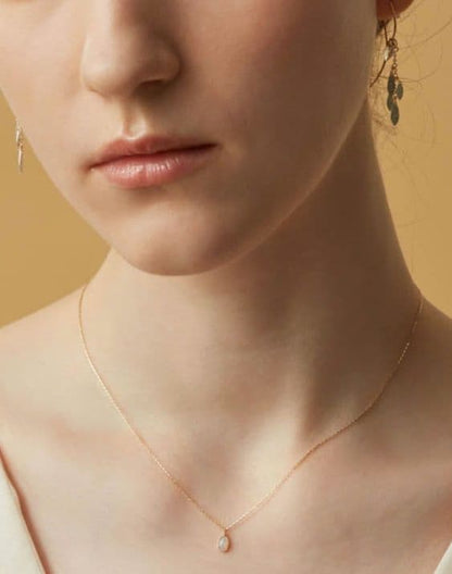 Agat K10 Opal Necklace featuring a 0.6 x 0.4 cm opal pendant on a 40 cm adjustable gold chain