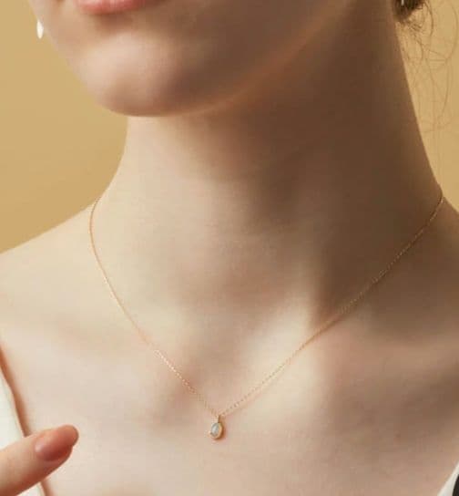 Agat K10 Opal Necklace featuring a 0.6 x 0.4 cm opal pendant on a 40 cm adjustable gold chain