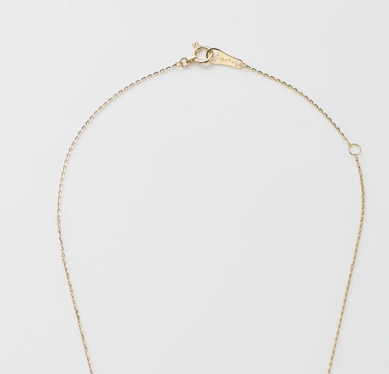 Agat K10 Opal Necklace featuring a 0.6 x 0.4 cm opal pendant on a 40 cm adjustable gold chain