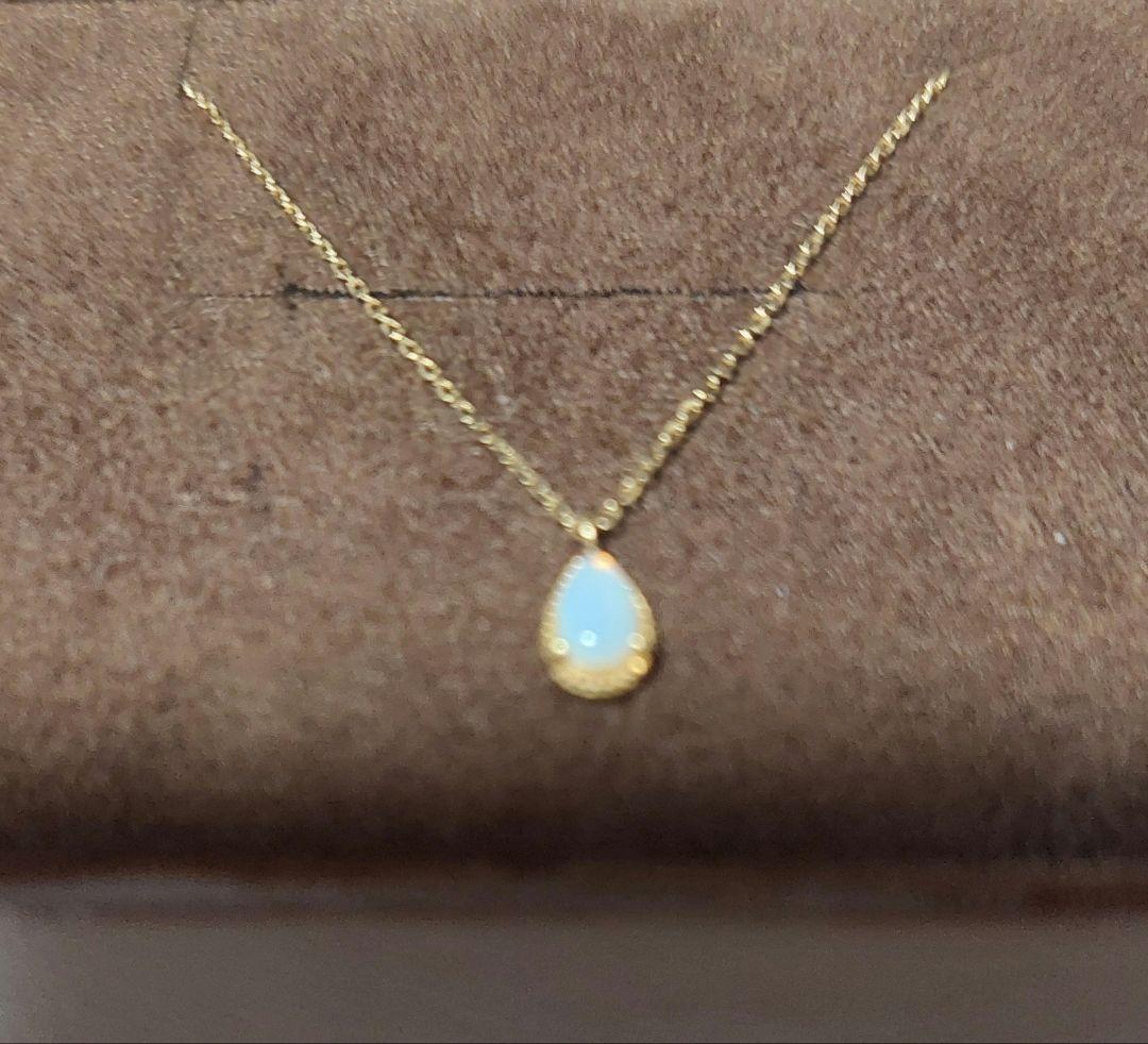 Agat K10 Opal Necklace featuring a 0.6 x 0.4 cm opal pendant on a 40 cm adjustable gold chain