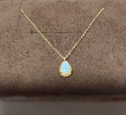 Agat K10 Opal Necklace featuring a 0.6 x 0.4 cm opal pendant on a 40 cm adjustable gold chain