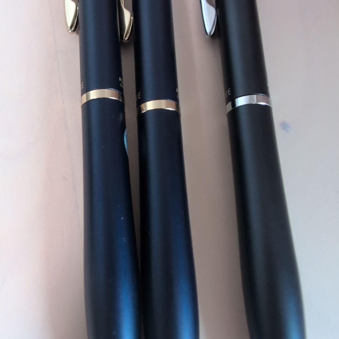 Pilot Drive 3-piece stationery set showing one pen with cover and two pens without covers