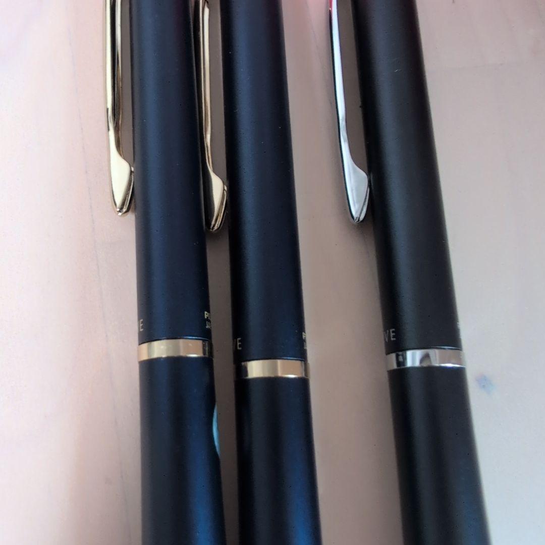 Pilot Drive 3-piece stationery set showing one pen with cover and two pens without covers