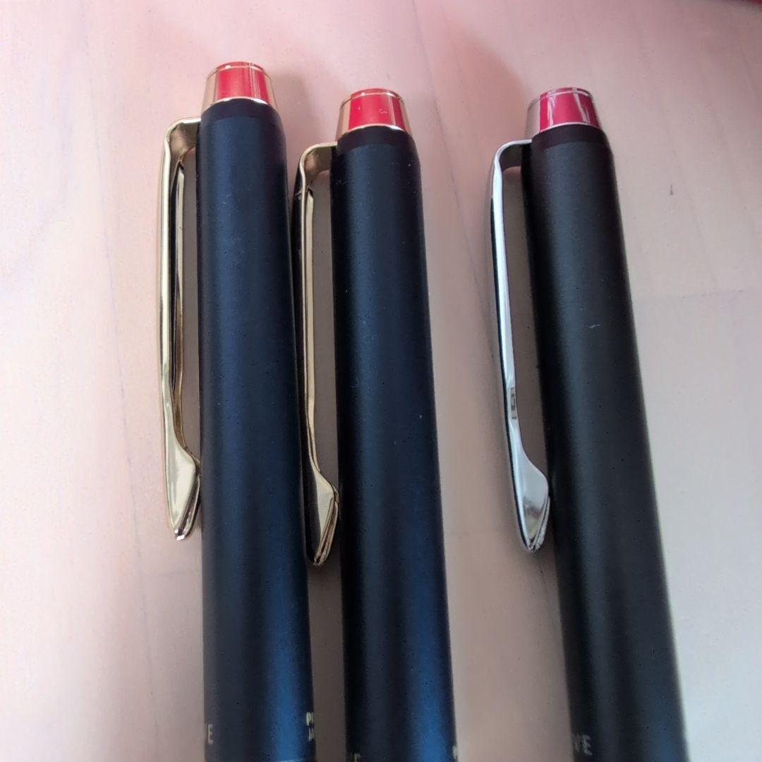 Pilot Drive 3-piece stationery set showing one pen with cover and two pens without covers