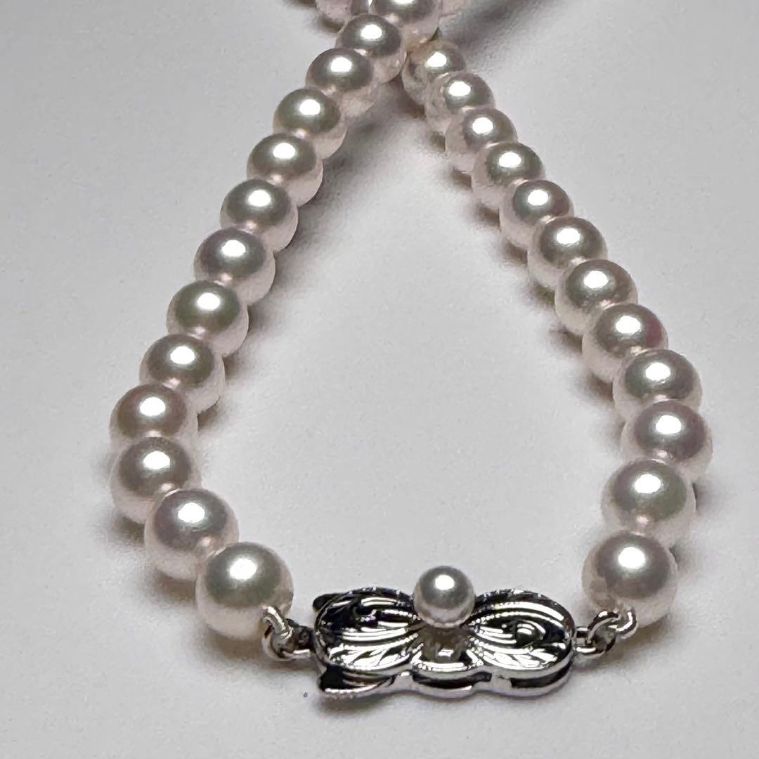 Mikimoto Akoya pearl necklace with white rosé interference pearls and silver M-Charm clasp, 43cm length