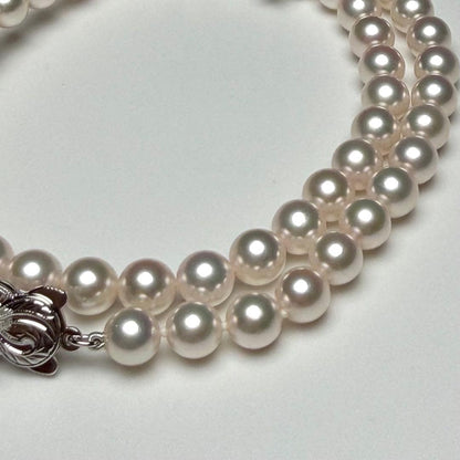 Mikimoto Akoya pearl necklace with white rosé interference pearls and silver M-Charm clasp, 43cm length