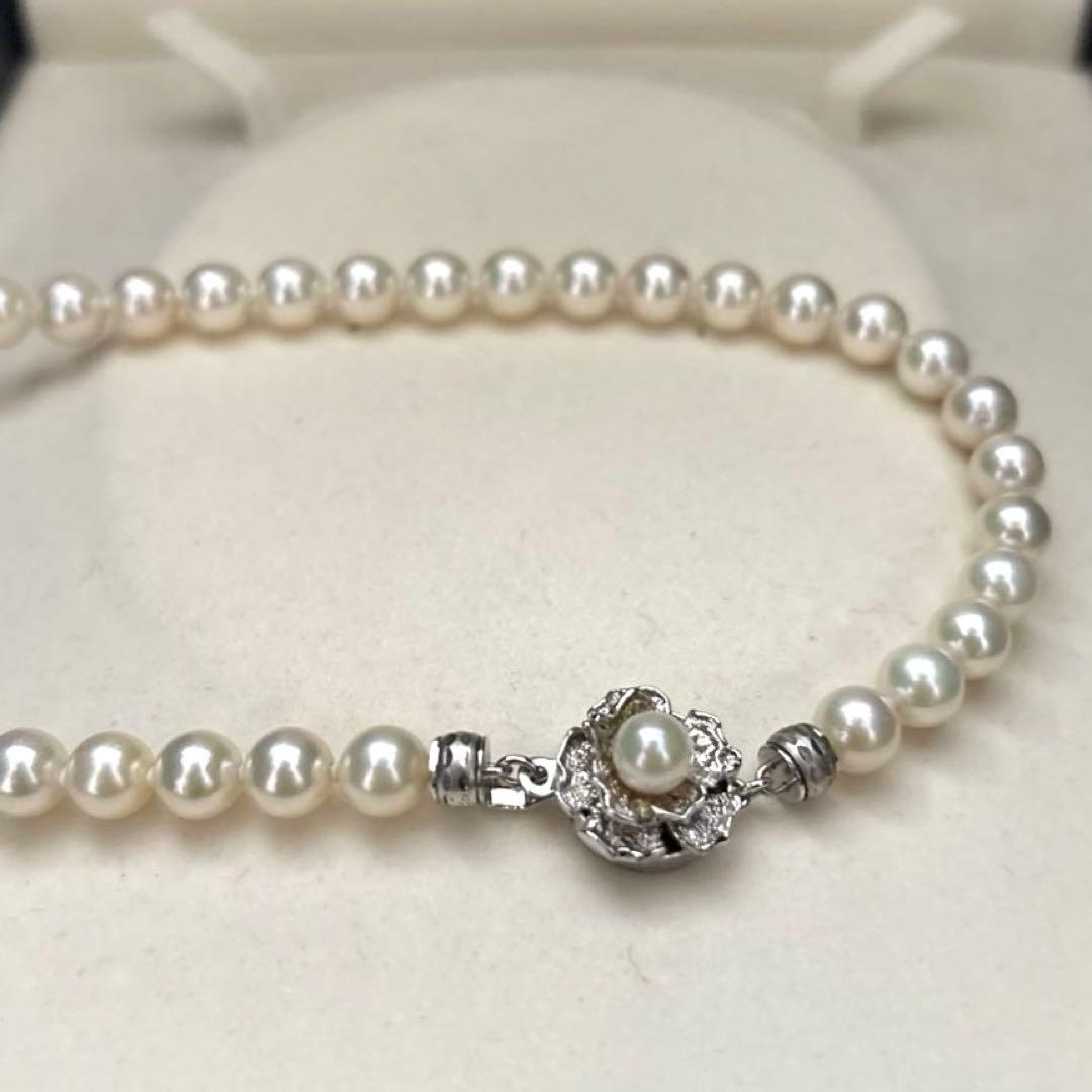 Aurora interference colored white Akoya pearl necklace with 7mm pearls and 45 cm length
