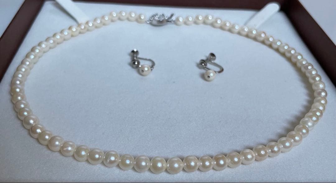 Akoya pearl necklace and matching earrings with 5mm round white pearls and 40.5mm silver necklace