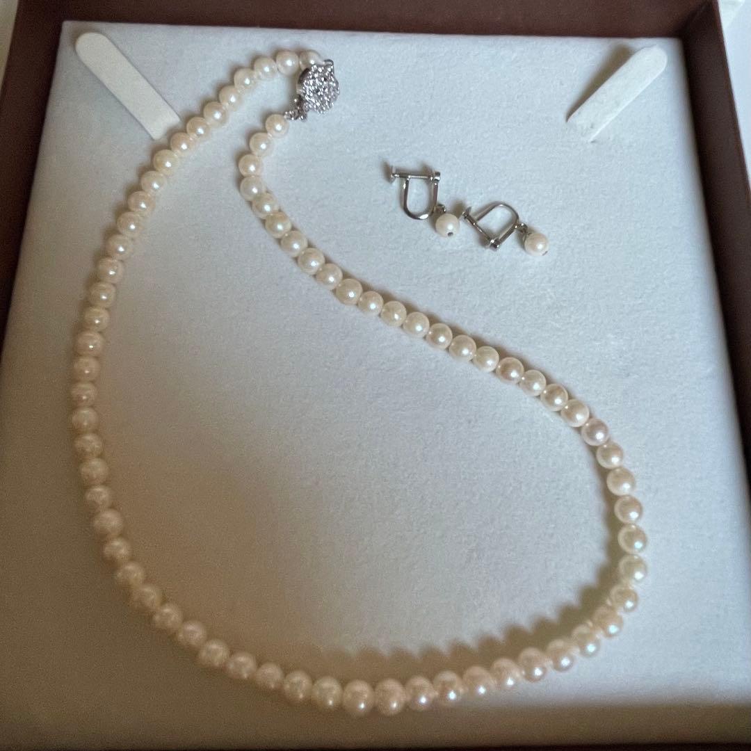 Akoya pearl necklace and matching earrings with 5mm round white pearls and 40.5mm silver necklace