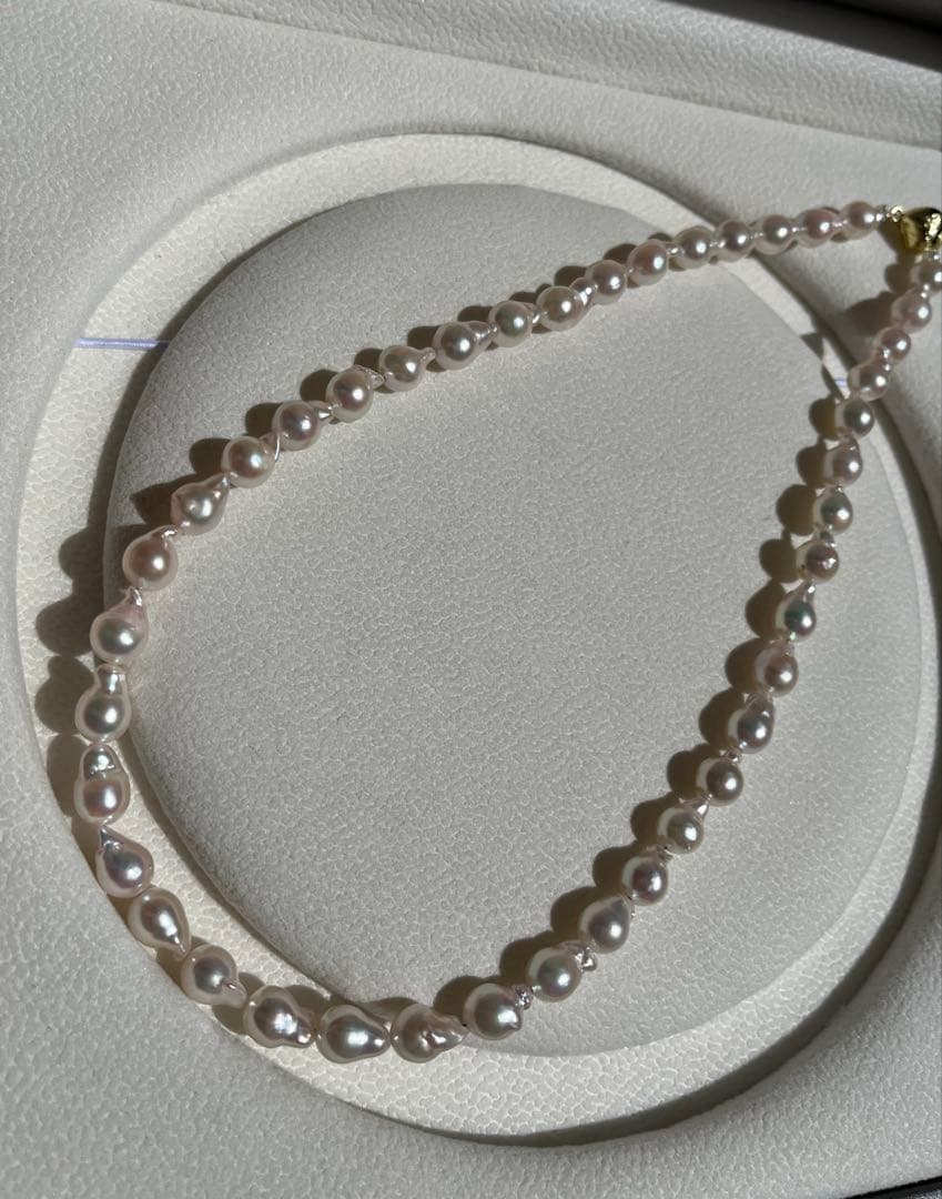 Akoya pearl baroque necklace with white pink 6-7mm pearls and 40cm chain featuring heart-shaped magnetic clasp