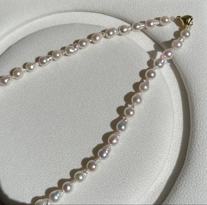 Akoya pearl baroque necklace with white pink 6-7mm pearls and 40cm chain featuring heart-shaped magnetic clasp