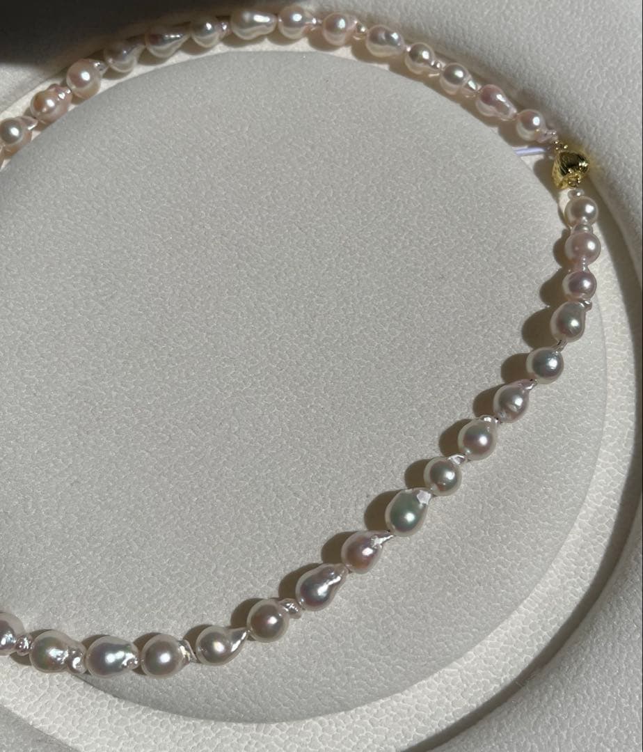Akoya pearl baroque necklace with white pink 6-7mm pearls and 40cm chain featuring heart-shaped magnetic clasp