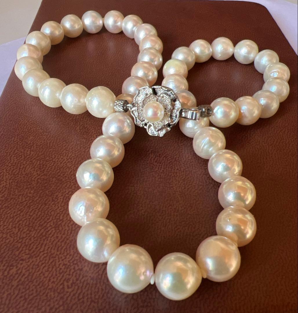 White pearl necklace with 8mm pearls and silver clasp, 40cm length, displayed on a white background