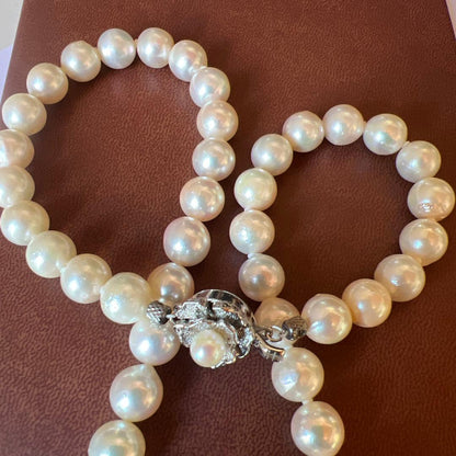 White pearl necklace with 8mm pearls and silver clasp, 40cm length, displayed on a white background