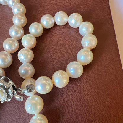 White pearl necklace with 8mm pearls and silver clasp, 40cm length, displayed on a white background