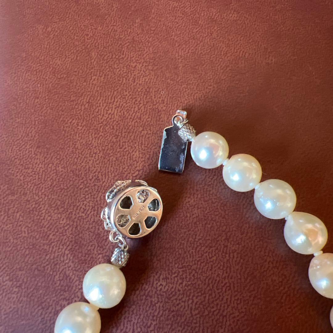 White pearl necklace with 8mm pearls and silver clasp, 40cm length, displayed on a white background