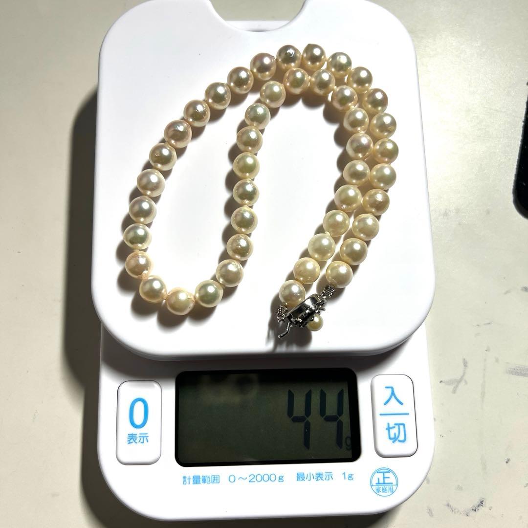 White pearl necklace with 8mm pearls and silver clasp, 40cm length, displayed on a white background