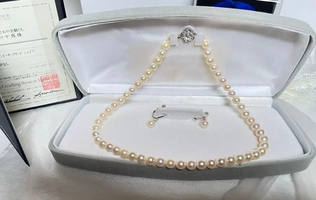 Aphrodite Pearl 7.5mm white Akoya necklace and earrings set with silver clasps and earring findings