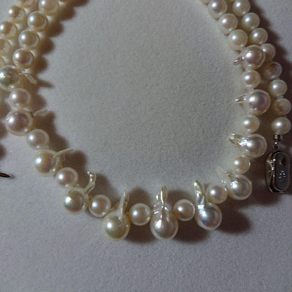 Akoya Pearl and Cleopatra Pearl Necklace 46 cm with mixed pearl sizes and SILVA engraved clasp, new condition