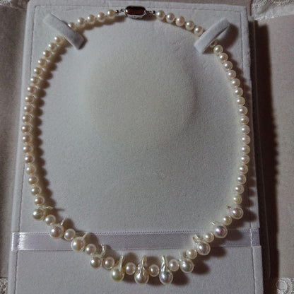 Akoya Pearl and Cleopatra Pearl Necklace 46 cm with mixed pearl sizes and SILVA engraved clasp, new condition