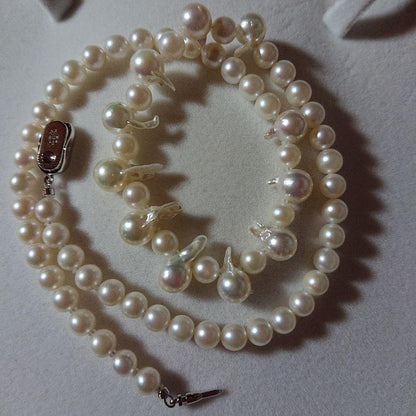 Akoya Pearl and Cleopatra Pearl Necklace 46 cm with mixed pearl sizes and SILVA engraved clasp, new condition