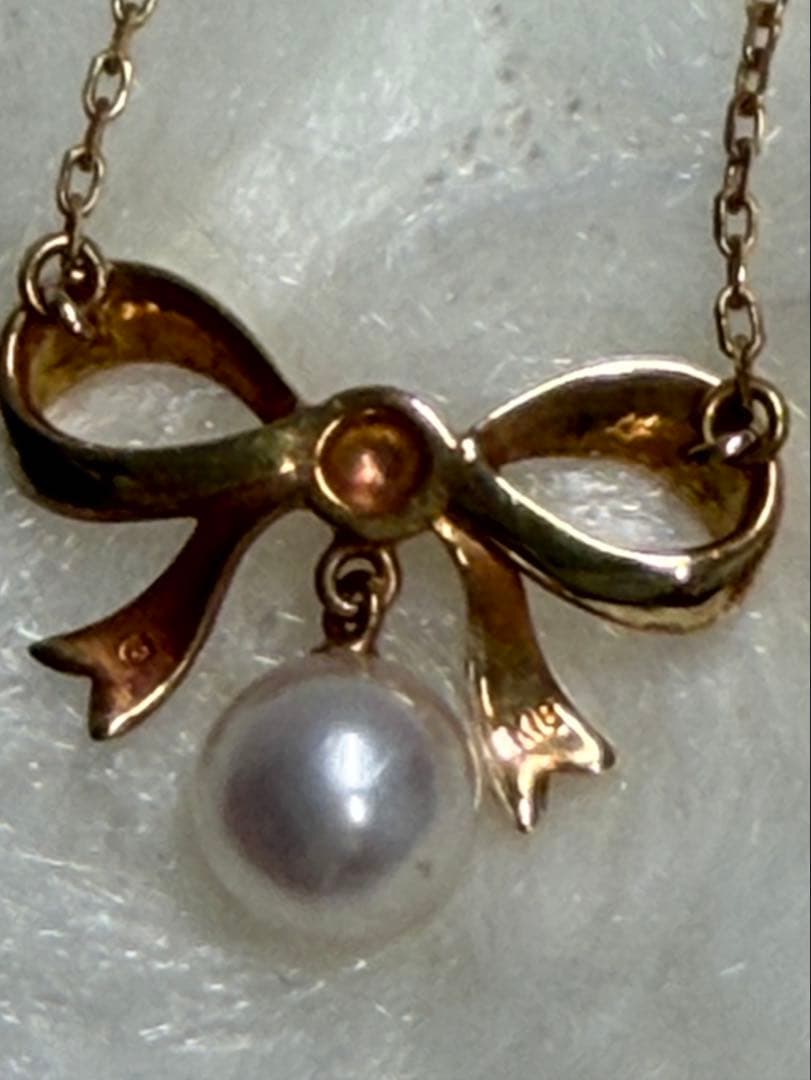 MIKIMOTO K18 yellow gold ribbon necklace featuring a single pearl pendant
