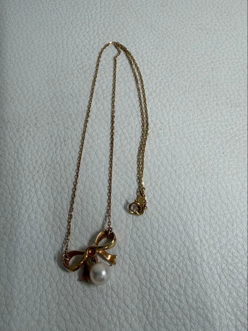 MIKIMOTO K18 yellow gold ribbon necklace featuring a single pearl pendant