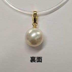 K18 18-karat yellow gold pendant featuring a 7.9mm round white pink Akoya pearl with jewelry pouch