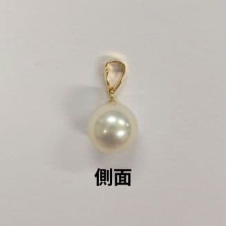 K18 18-karat yellow gold pendant featuring a 7.9mm round white pink Akoya pearl with jewelry pouch