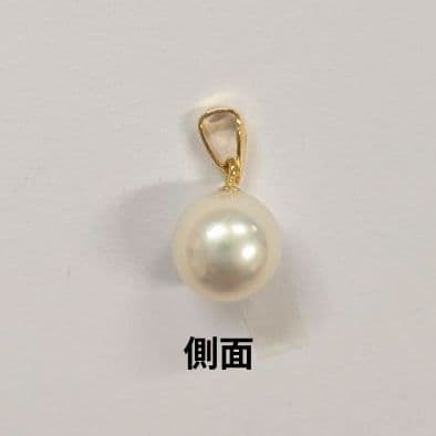 K18 18-karat yellow gold pendant featuring a 7.9mm round white pink Akoya pearl with jewelry pouch