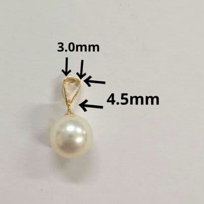 K18 18-karat yellow gold pendant featuring a 7.9mm round white pink Akoya pearl with jewelry pouch