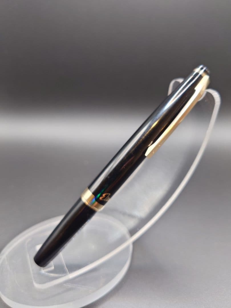 Close-up of PILOT Elite fountain pen featuring an 18k manifold nib in gold finish