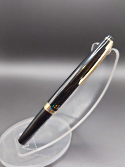 Close-up of PILOT Elite fountain pen featuring an 18k manifold nib in gold finish