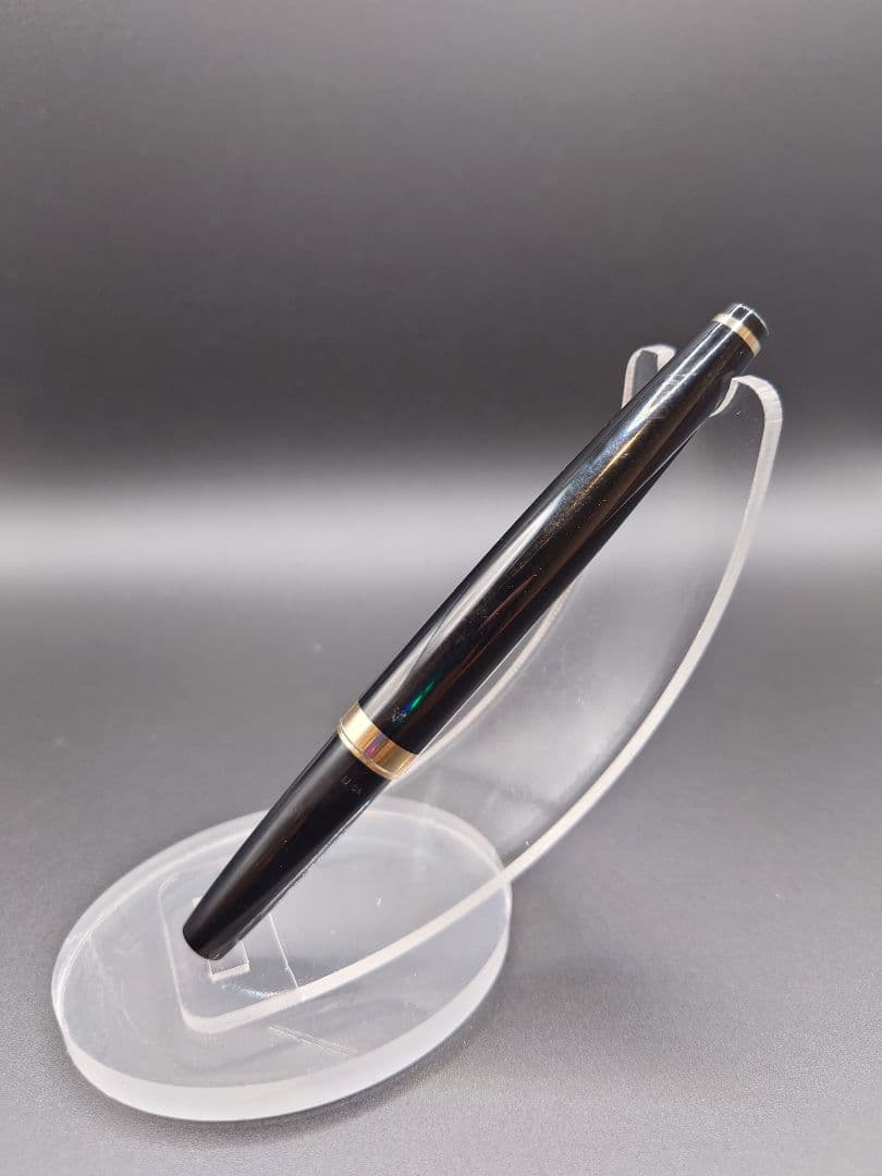 Close-up of PILOT Elite fountain pen featuring an 18k manifold nib in gold finish