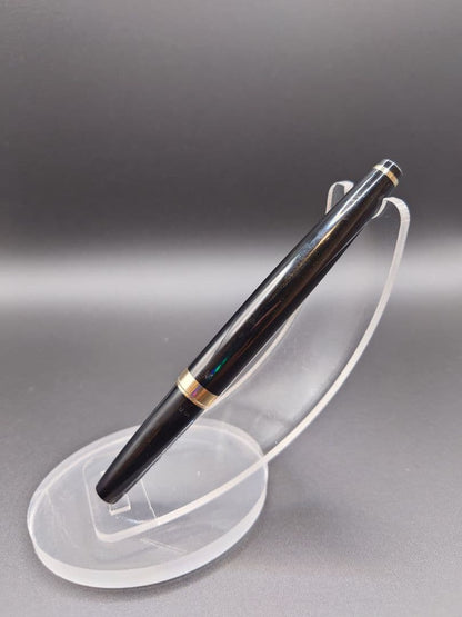 Close-up of PILOT Elite fountain pen featuring an 18k manifold nib in gold finish