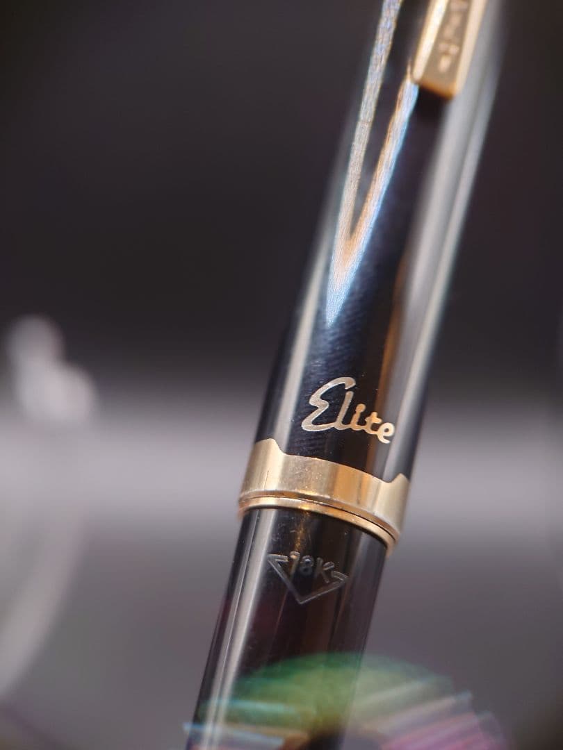 Close-up of PILOT Elite fountain pen featuring an 18k manifold nib in gold finish