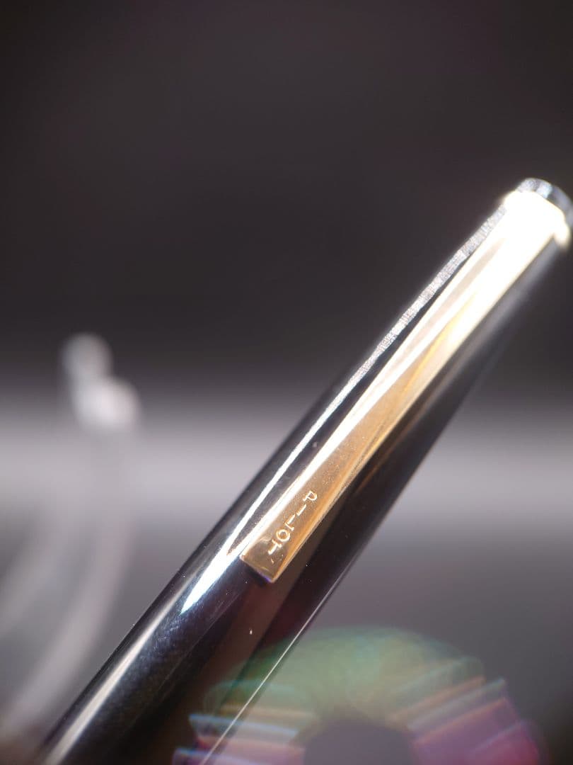 Close-up of PILOT Elite fountain pen featuring an 18k manifold nib in gold finish