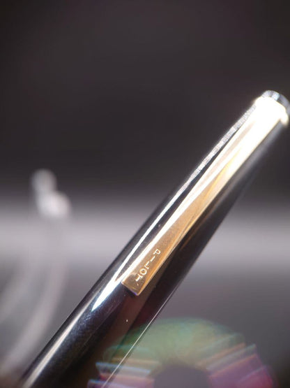 Close-up of PILOT Elite fountain pen featuring an 18k manifold nib in gold finish