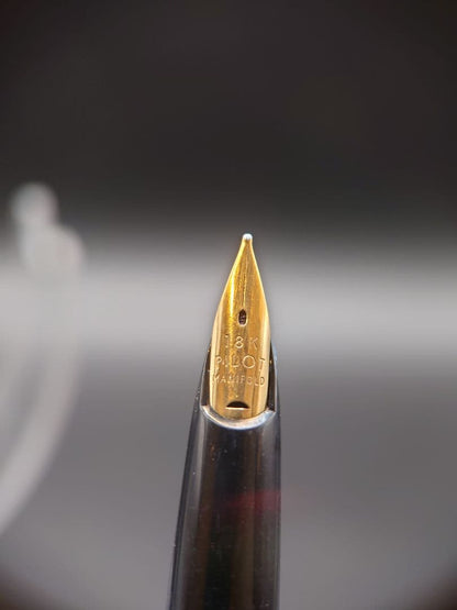 Close-up of PILOT Elite fountain pen featuring an 18k manifold nib in gold finish