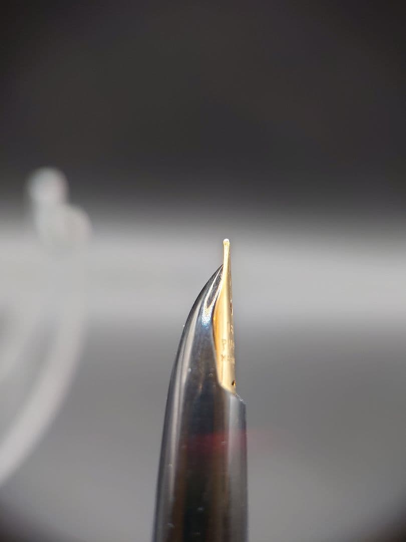 Close-up of PILOT Elite fountain pen featuring an 18k manifold nib in gold finish