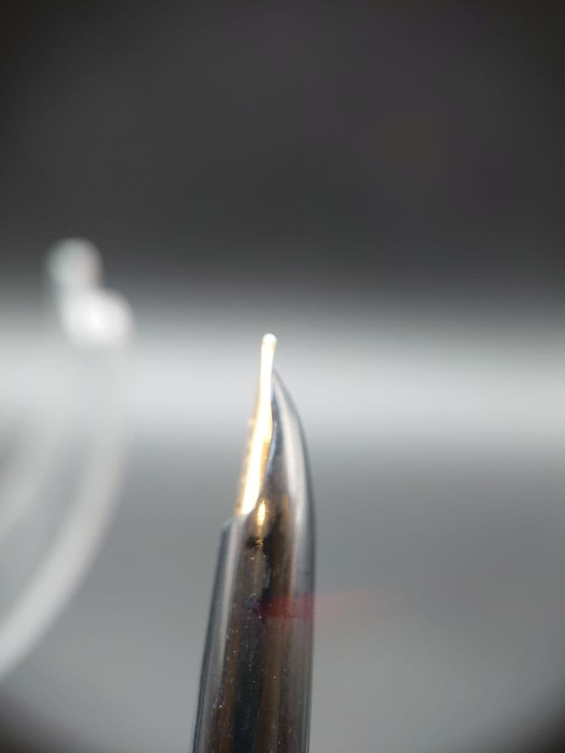 Close-up of PILOT Elite fountain pen featuring an 18k manifold nib in gold finish